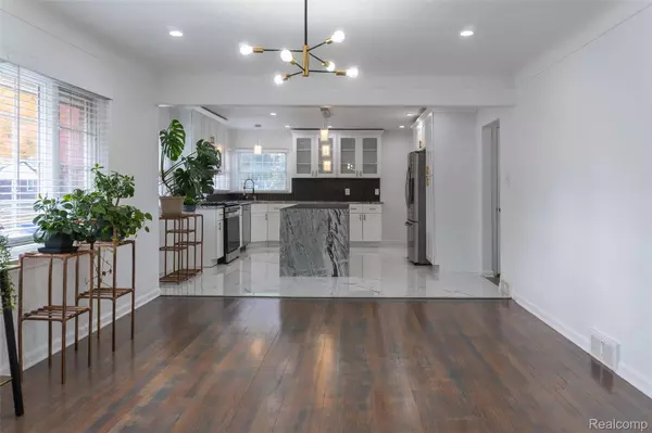 8153 Racine RD, Warren, MI 48093