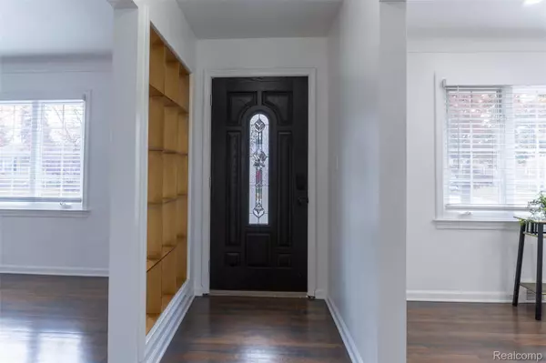 8153 Racine RD, Warren, MI 48093