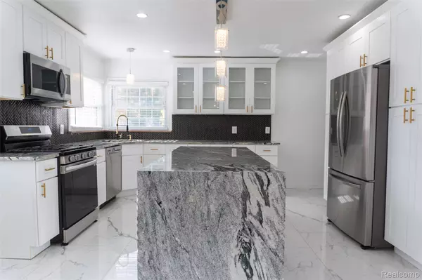 8153 Racine RD, Warren, MI 48093