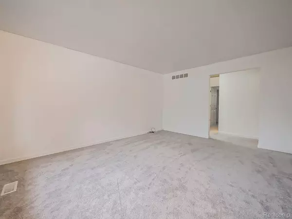 21662 Flanders ST, Farmington Hills, MI 48335