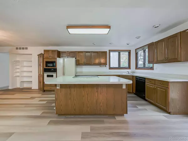 21662 Flanders ST, Farmington Hills, MI 48335