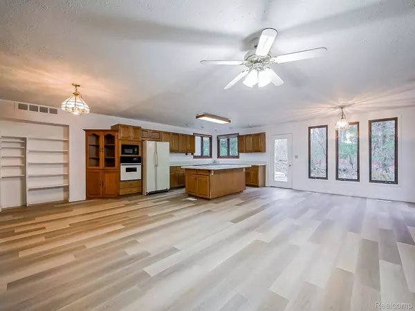 21662 Flanders ST, Farmington Hills, MI 48335