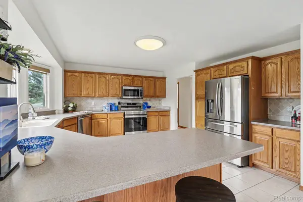55206 Leonard CT, Shelby Charter Township, MI 48316