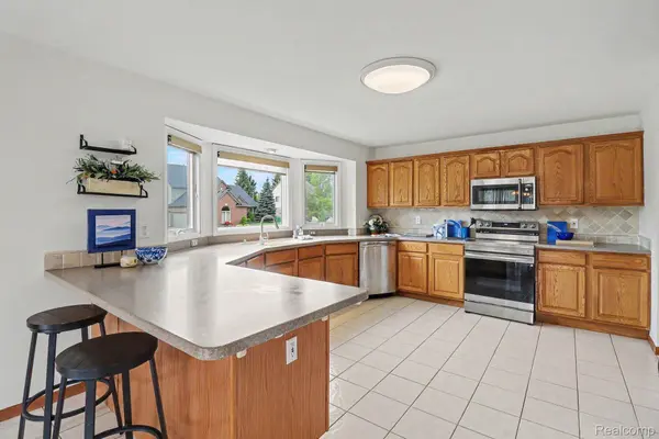 55206 Leonard CT, Shelby Charter Township, MI 48316