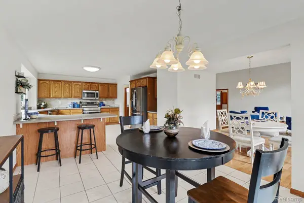 55206 Leonard CT, Shelby Charter Township, MI 48316