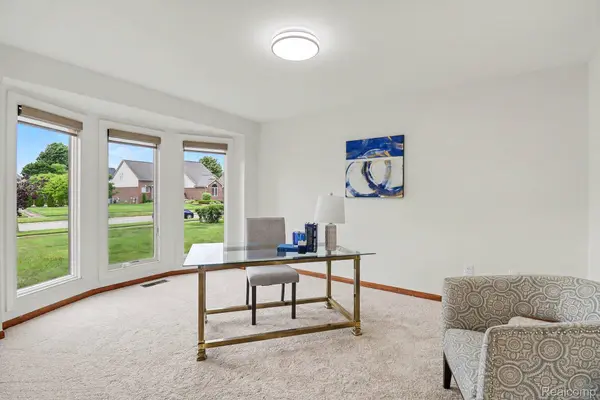 55206 Leonard CT, Shelby Charter Township, MI 48316