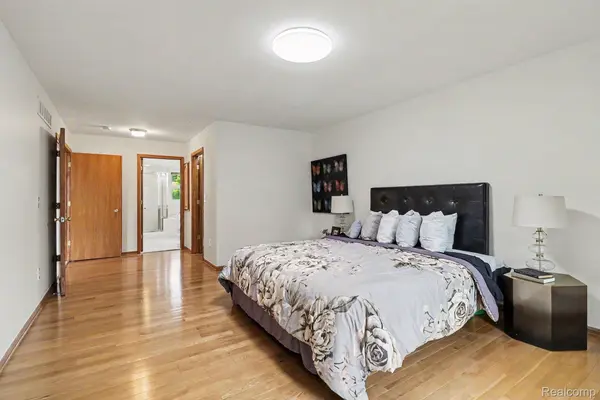 55206 Leonard CT, Shelby Charter Township, MI 48316