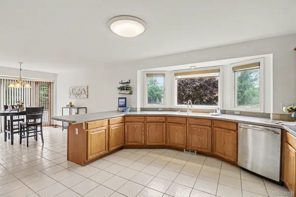 55206 Leonard CT, Shelby Charter Township, MI 48316