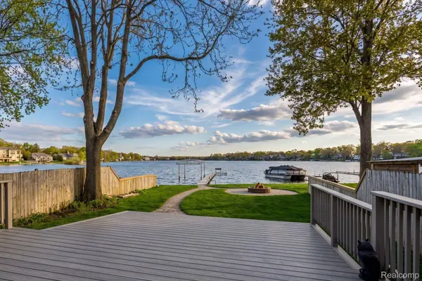 3506 Union Lake RD, Commerce Charter Township, MI 48382