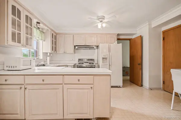 19925 E William CT, Grosse Pointe Woods, MI 48236
