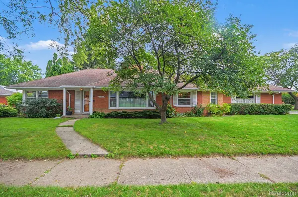 19925 E William CT, Grosse Pointe Woods, MI 48236