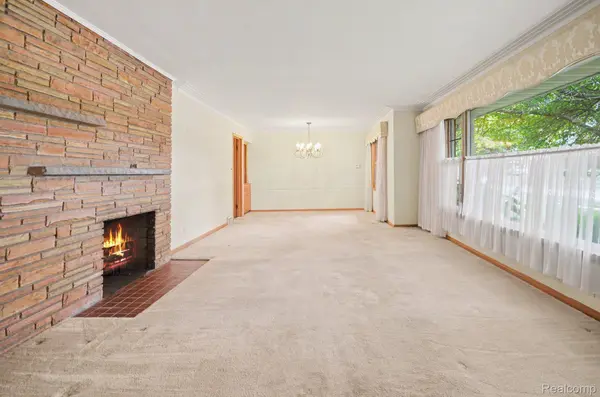 19925 E William CT, Grosse Pointe Woods, MI 48236