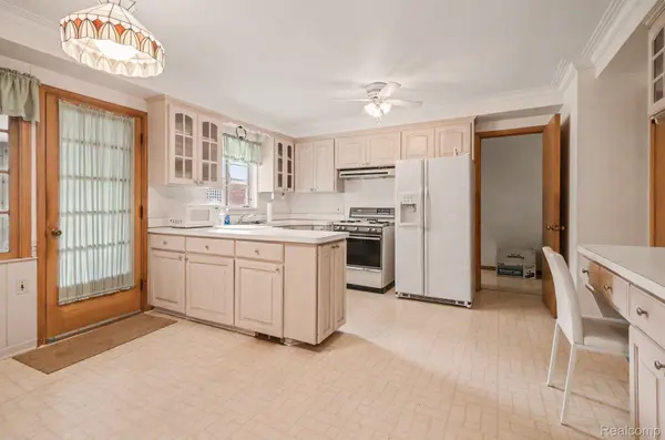 19925 E William CT, Grosse Pointe Woods, MI 48236
