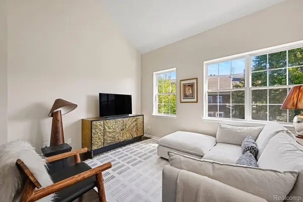 1467 Chesapeake DR, Royal Oak, MI 48067