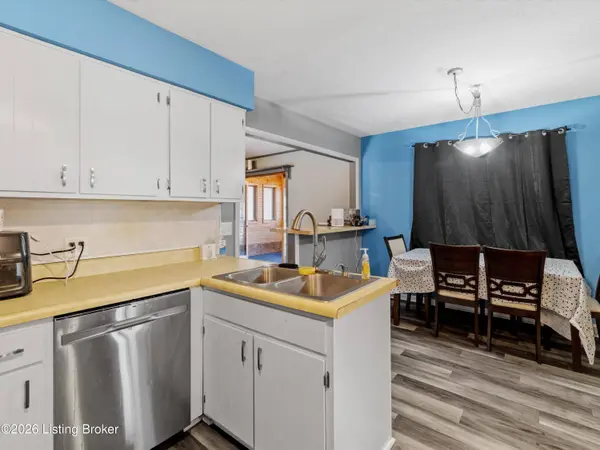 115 Green Valley Dr, Central City, KY 42330