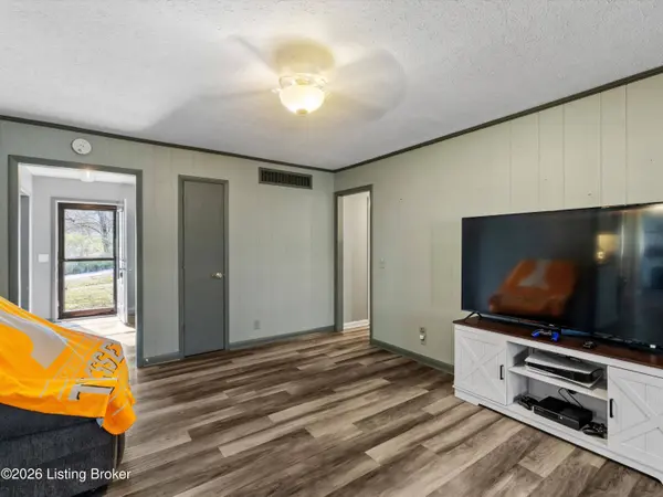 115 Green Valley Dr, Central City, KY 42330