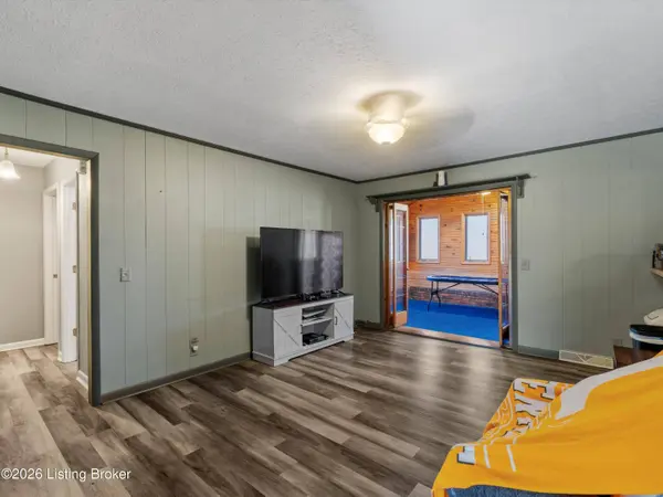 115 Green Valley Dr, Central City, KY 42330