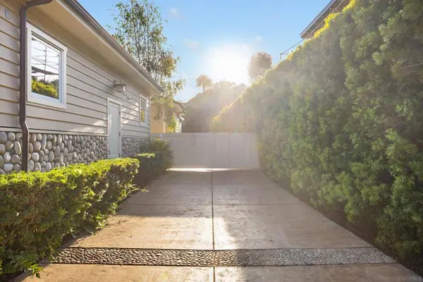 6324 La Pintura Dr, La Jolla, CA 92037