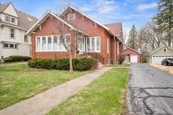 328 W Judd ST, Woodstock, IL 60098