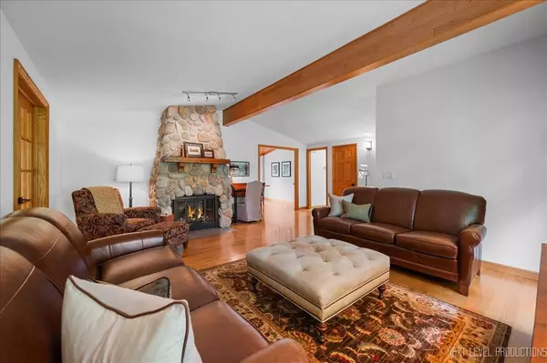 6N198 Old Homestead RD, St. Charles, IL 60175