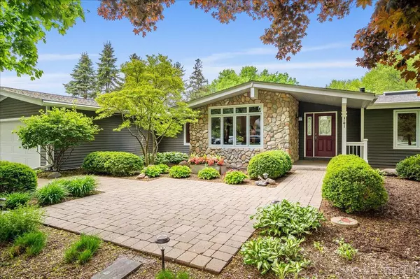 6N198 Old Homestead RD, St. Charles, IL 60175