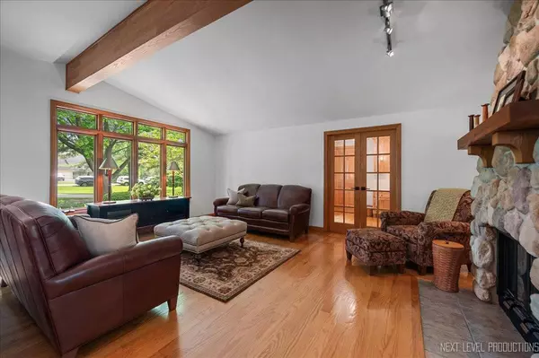 6N198 Old Homestead RD, St. Charles, IL 60175