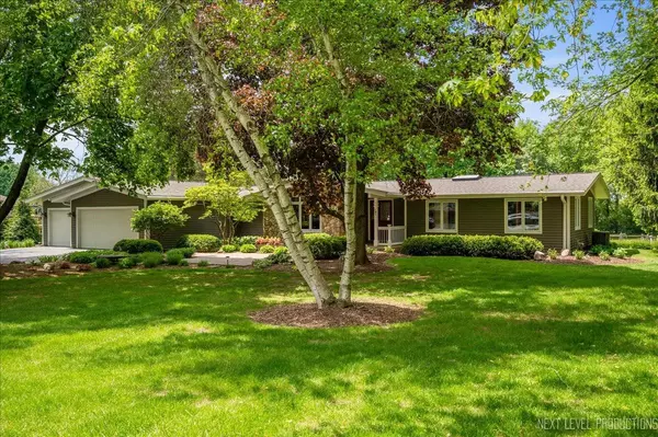 6N198 Old Homestead RD, St. Charles, IL 60175