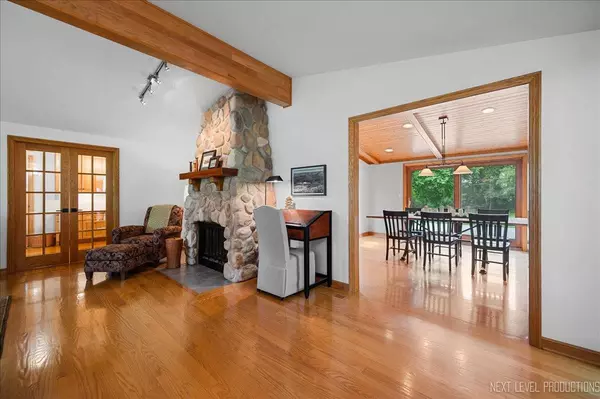 6N198 Old Homestead RD, St. Charles, IL 60175