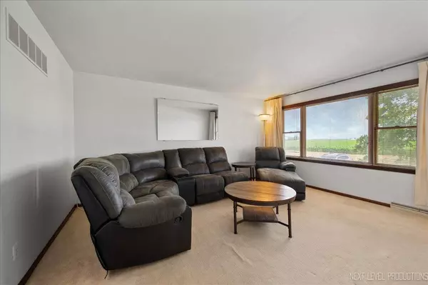 215 E Parker ST, Gardner, IL 60424