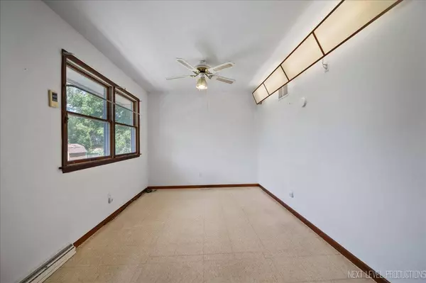 215 E Parker ST, Gardner, IL 60424