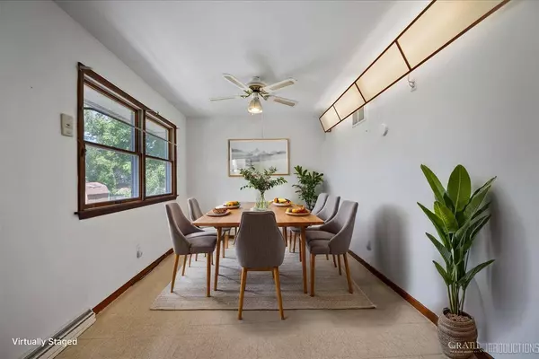 215 E Parker ST, Gardner, IL 60424