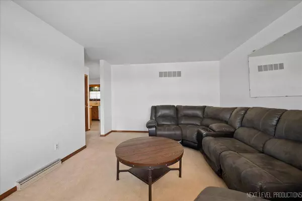 215 E Parker ST, Gardner, IL 60424