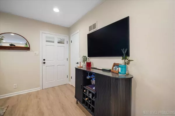 912 Jackson AVE, St. Charles, IL 60174