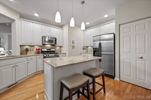 2721 Lorraine CIR, Geneva, IL 60134