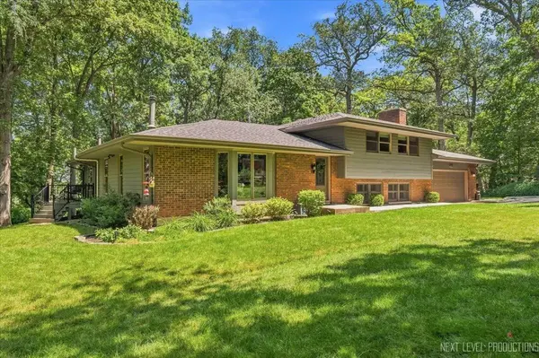 4N621 Deerslayer DR, Elburn, IL 60119