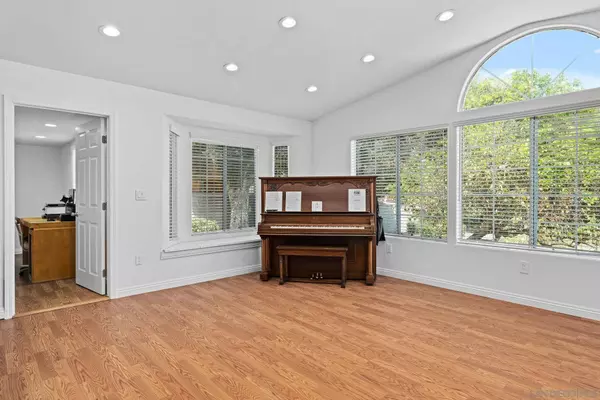 11964 Fuerte Dr, El Cajon, CA 92020