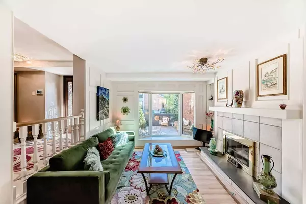 35 Oakmount CT SW #9, Calgary, AB T2V 4Y3