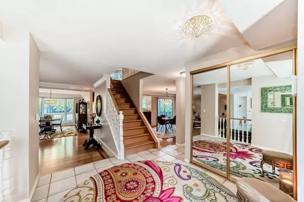 35 Oakmount CT SW #9, Calgary, AB T2V 4Y3