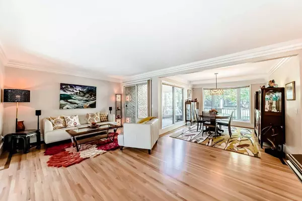 35 Oakmount CT SW #9, Calgary, AB T2V 4Y3