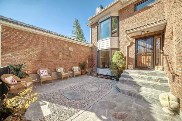 35 Oakmount CT SW #9, Calgary, AB T2V 4Y3