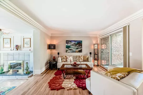 35 Oakmount CT SW #9, Calgary, AB T2V 4Y3