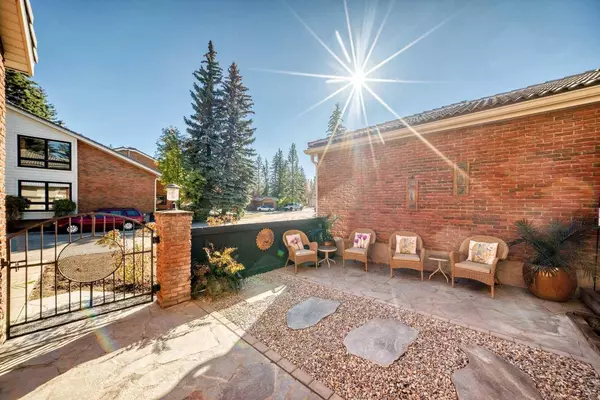 35 Oakmount CT SW #9, Calgary, AB T2V 4Y3