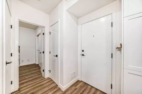 4138 University AVE NW #520, Calgary, AB T3B 6K3