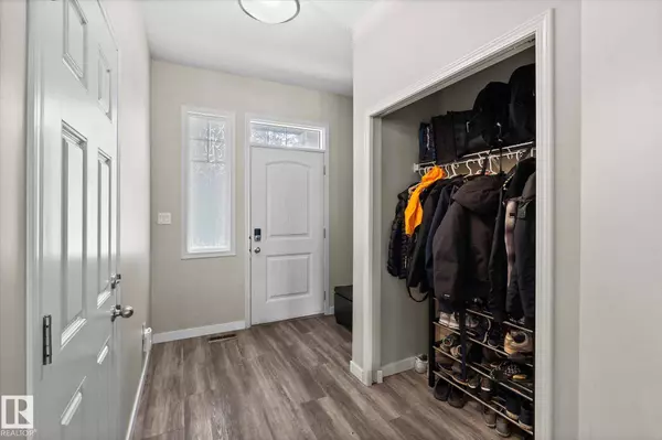 1641 Chapman WY SW, Edmonton, AB T6W 0Y5