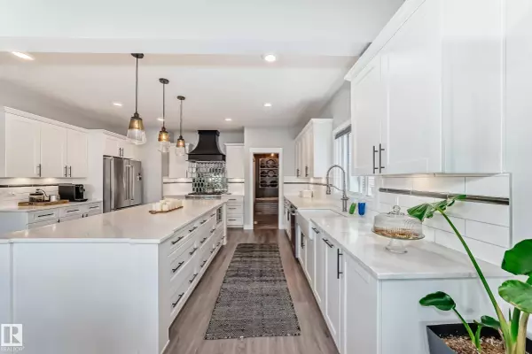 4004 6 AV SW, Edmonton, AB T6X 2J1