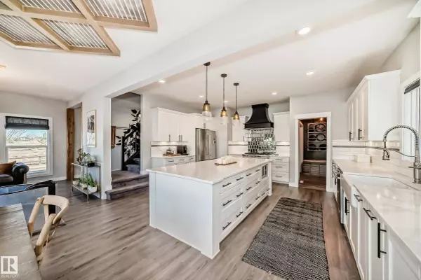 4004 6 AV SW, Edmonton, AB T6X 2J1