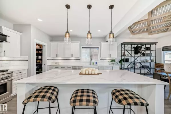 4004 6 AV SW, Edmonton, AB T6X 2J1