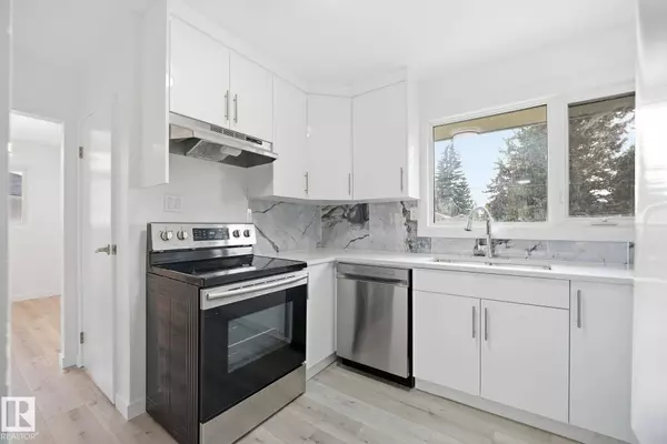 14719 87 AV NW, Edmonton, AB T5R 4E5