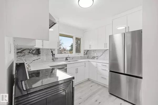 14719 87 AV NW, Edmonton, AB T5R 4E5