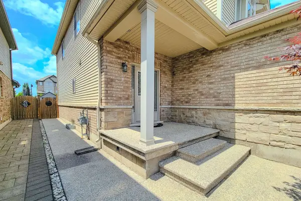151 Royal Winter DR, Hamilton, ON L0R 1C0